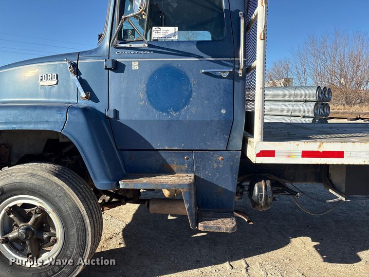 image for item FG2728 1977 Ford 800 flatbed truck