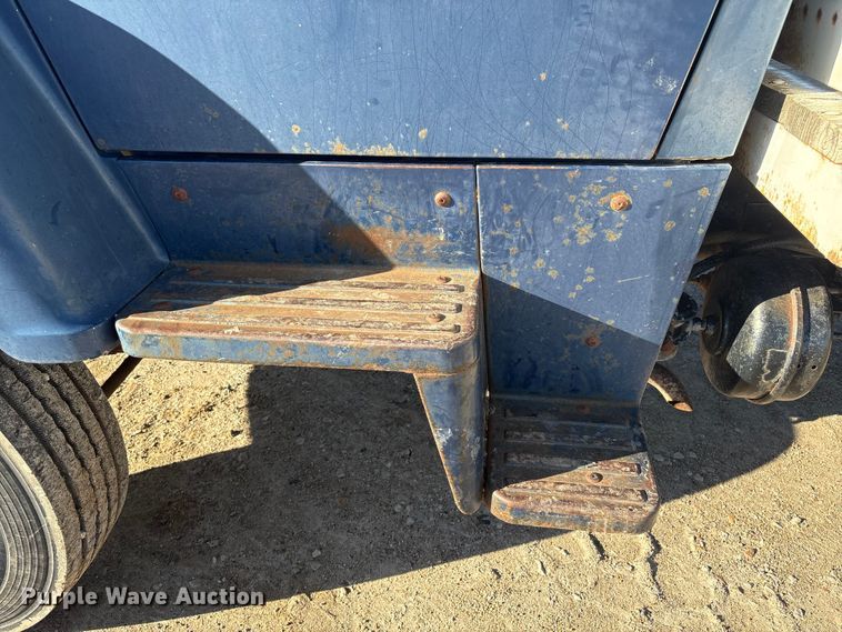 image for item FG2728 1977 Ford 800 flatbed truck