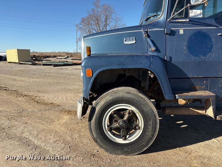 image for item FG2728 1977 Ford 800 flatbed truck