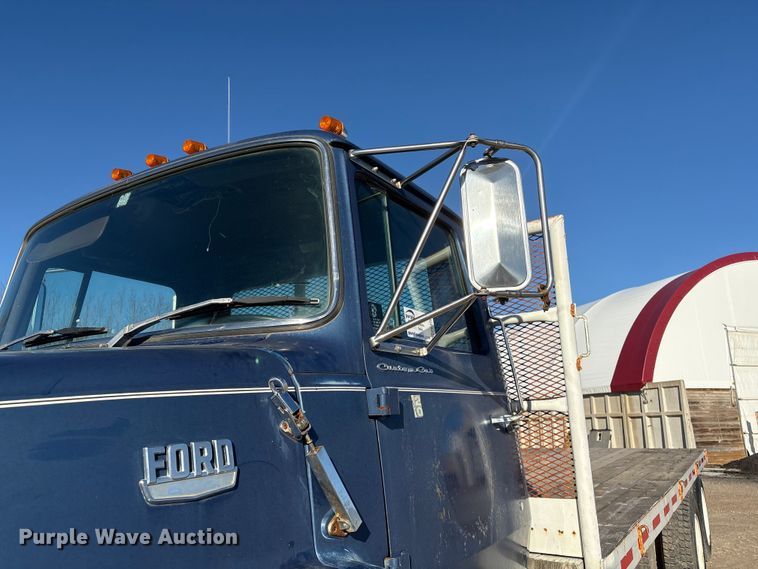 image for item FG2728 1977 Ford 800 flatbed truck