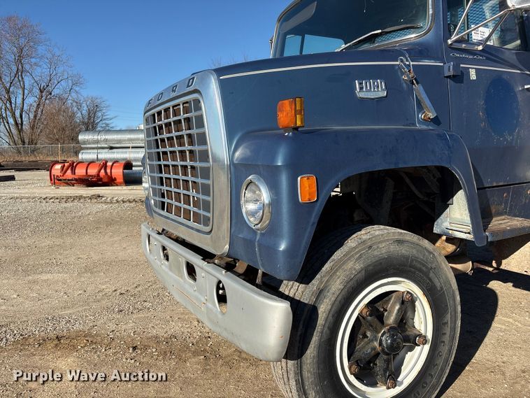 image for item FG2728 1977 Ford 800 flatbed truck