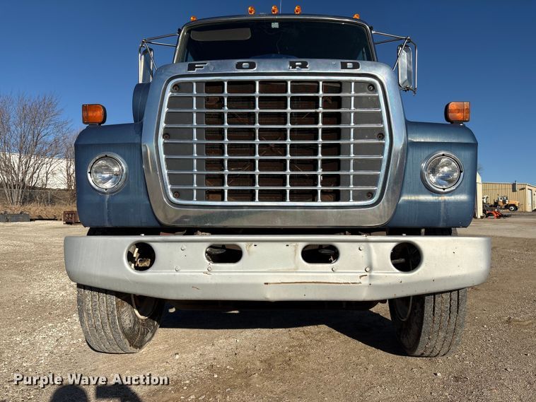 image for item FG2728 1977 Ford 800 flatbed truck