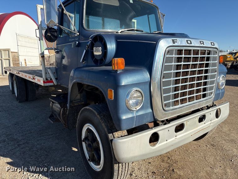 image for item FG2728 1977 Ford 800 flatbed truck
