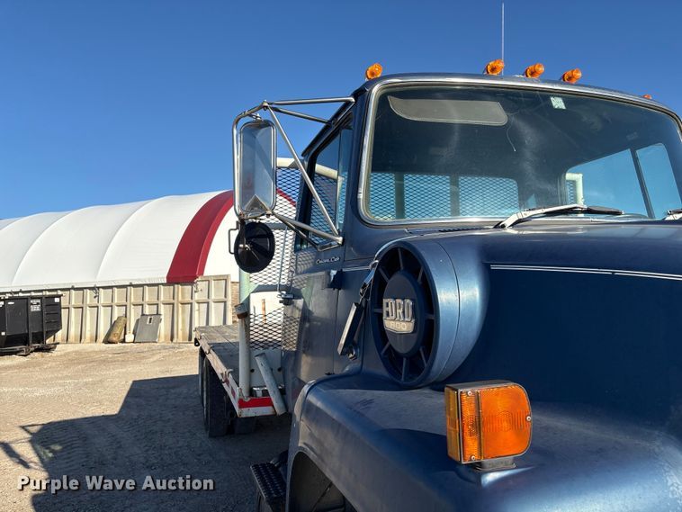 image for item FG2728 1977 Ford 800 flatbed truck