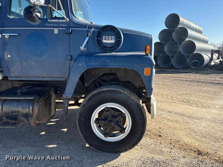 image for item FG2728 1977 Ford 800 flatbed truck