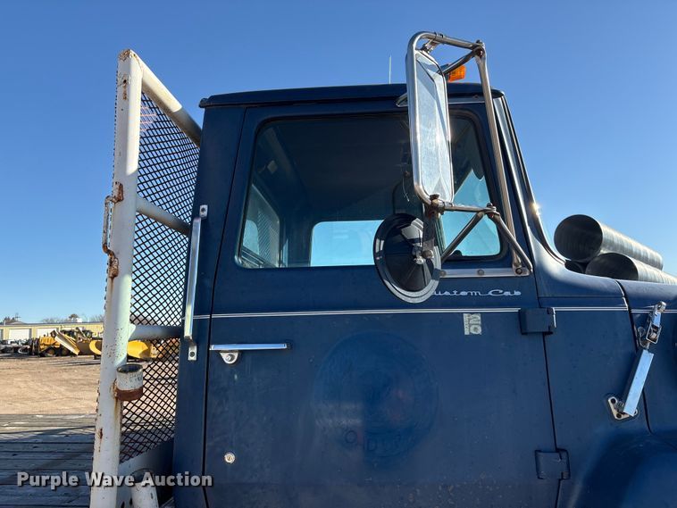 image for item FG2728 1977 Ford 800 flatbed truck