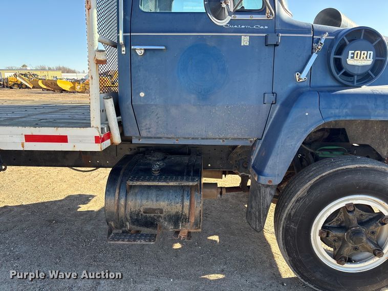 image for item FG2728 1977 Ford 800 flatbed truck