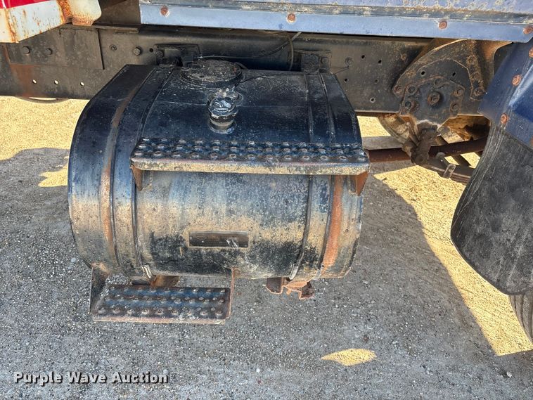 image for item FG2728 1977 Ford 800 flatbed truck