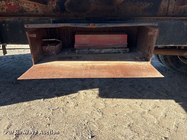 image for item FG2728 1977 Ford 800 flatbed truck