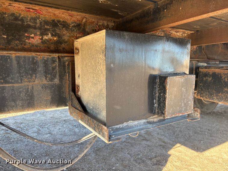 image for item FG2728 1977 Ford 800 flatbed truck