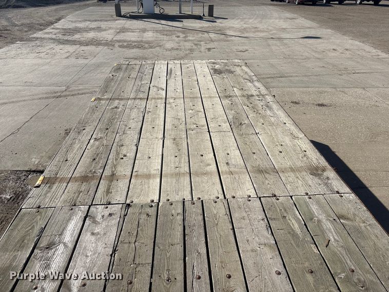 image for item FG2728 1977 Ford 800 flatbed truck