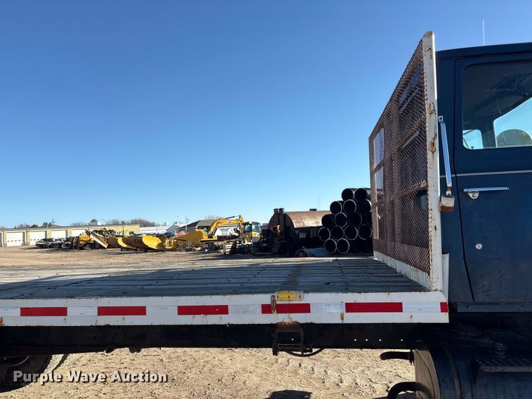 image for item FG2728 1977 Ford 800 flatbed truck