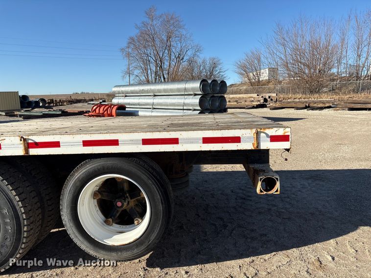 image for item FG2728 1977 Ford 800 flatbed truck