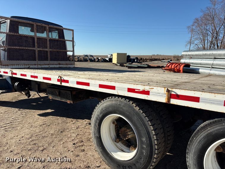 image for item FG2728 1977 Ford 800 flatbed truck