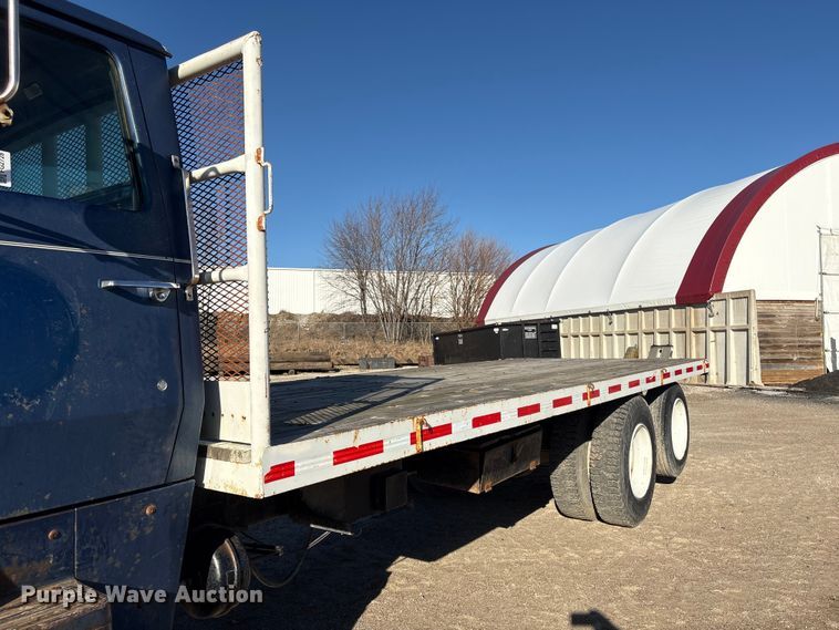 image for item FG2728 1977 Ford 800 flatbed truck