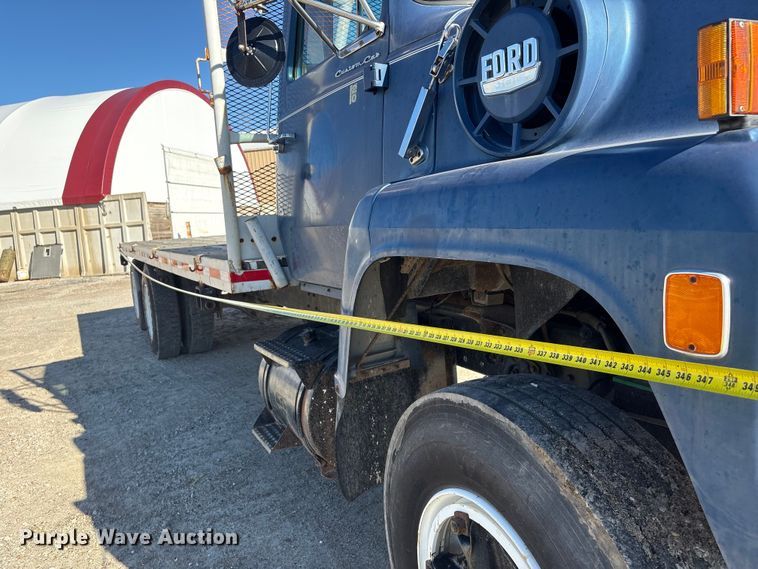 image for item FG2728 1977 Ford 800 flatbed truck