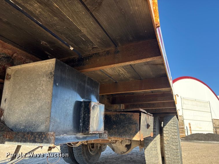 image for item FG2728 1977 Ford 800 flatbed truck