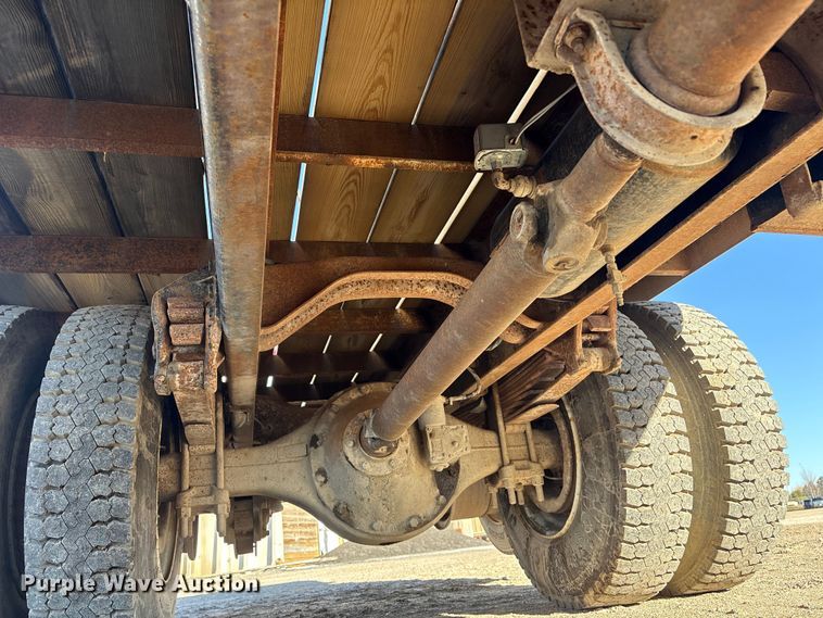 image for item FG2728 1977 Ford 800 flatbed truck