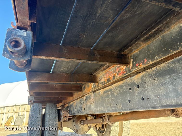 image for item FG2728 1977 Ford 800 flatbed truck