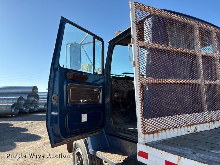 image for item FG2728 1977 Ford 800 flatbed truck