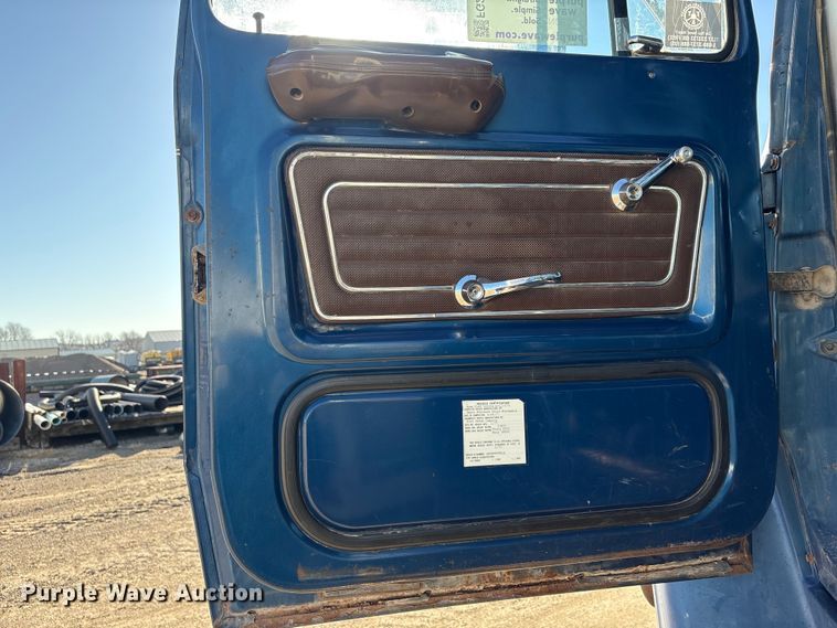 image for item FG2728 1977 Ford 800 flatbed truck