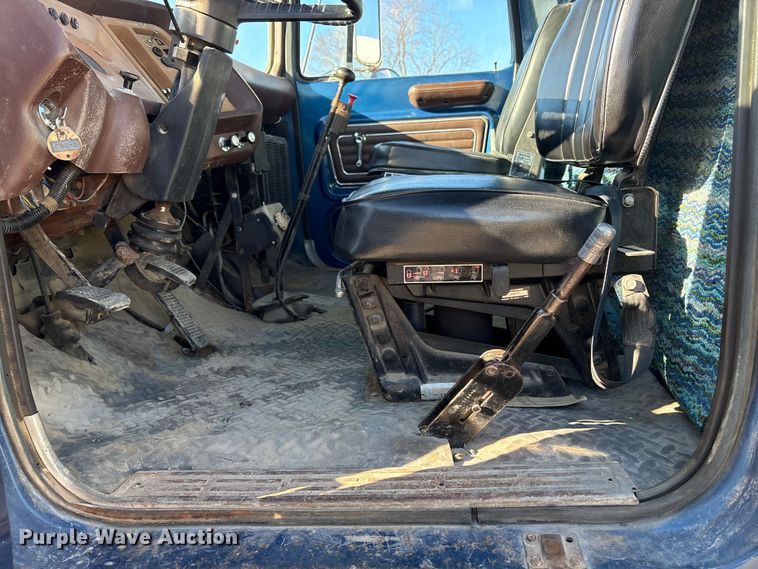 image for item FG2728 1977 Ford 800 flatbed truck