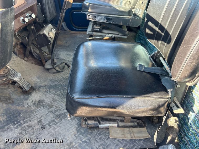 image for item FG2728 1977 Ford 800 flatbed truck