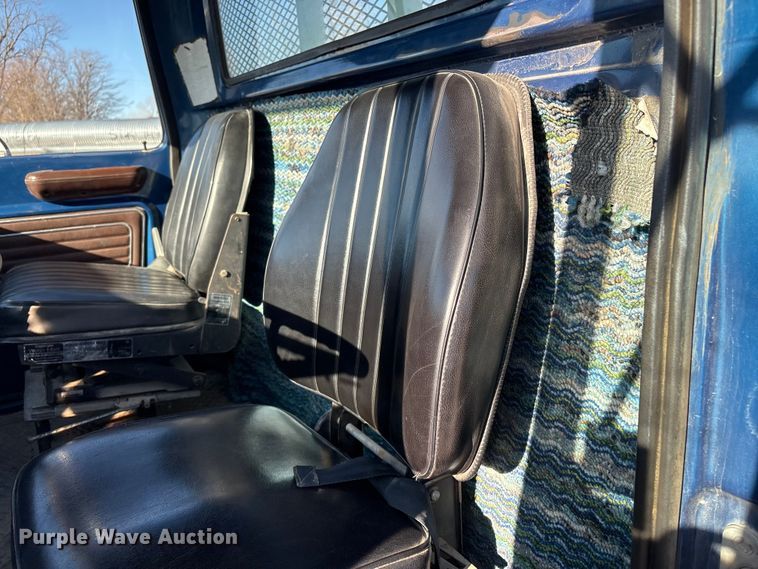 image for item FG2728 1977 Ford 800 flatbed truck