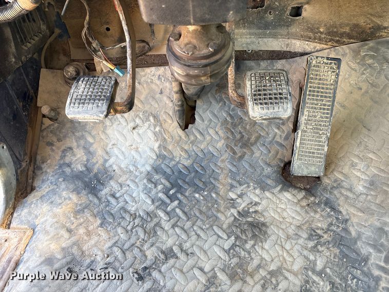 image for item FG2728 1977 Ford 800 flatbed truck