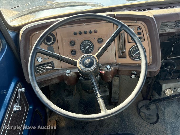 image for item FG2728 1977 Ford 800 flatbed truck