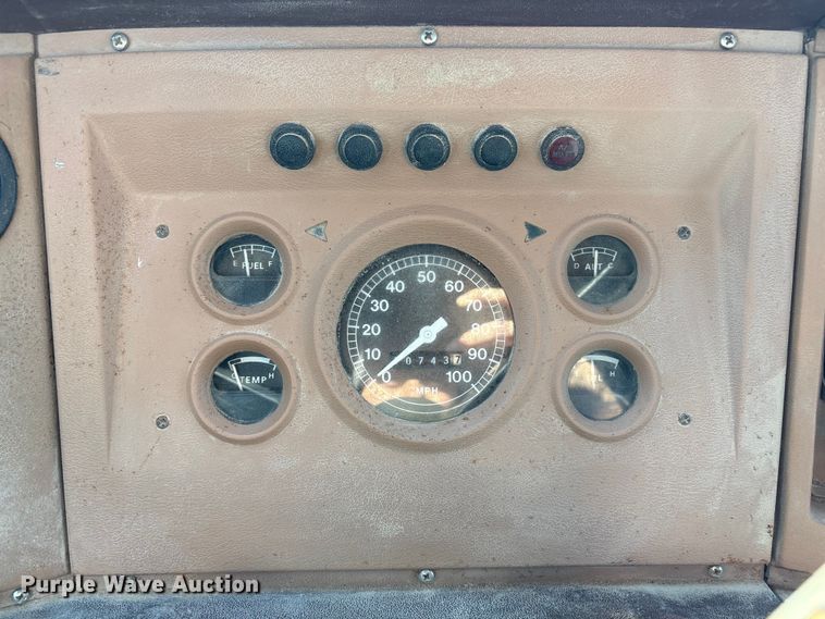 image for item FG2728 1977 Ford 800 flatbed truck