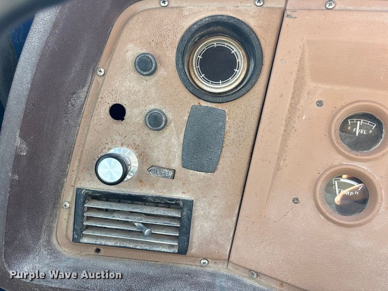 image for item FG2728 1977 Ford 800 flatbed truck