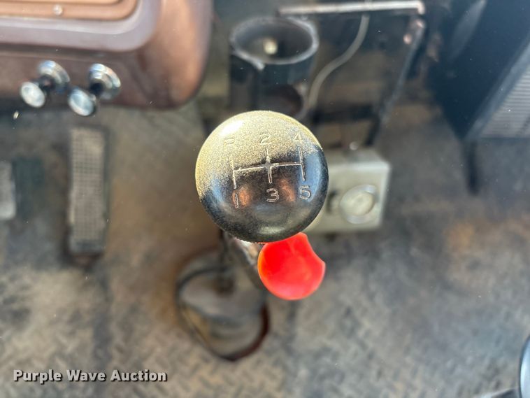 image for item FG2728 1977 Ford 800 flatbed truck