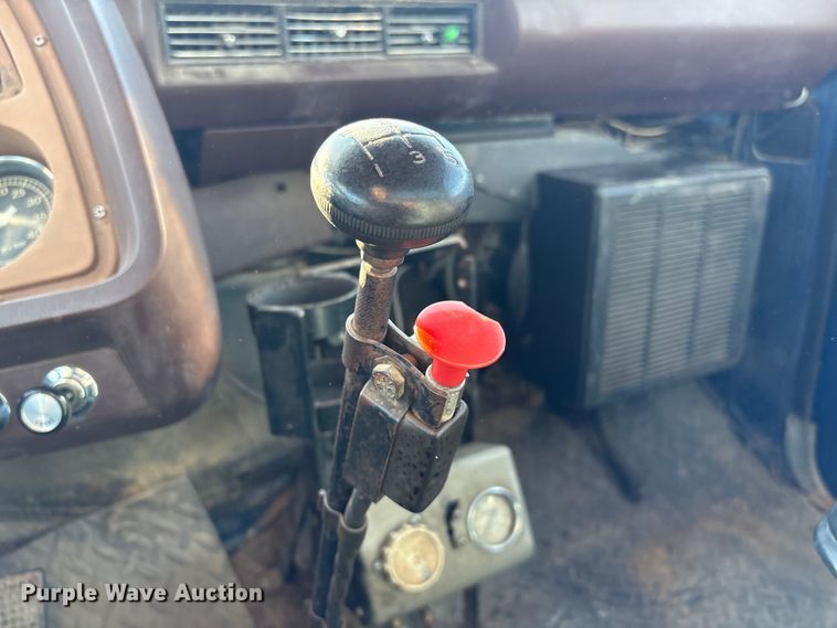 image for item FG2728 1977 Ford 800 flatbed truck