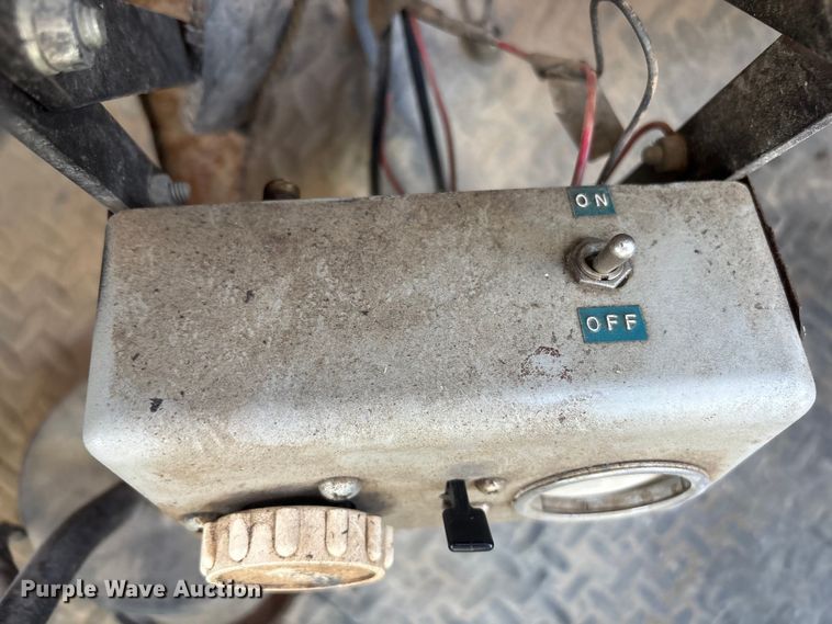 image for item FG2728 1977 Ford 800 flatbed truck