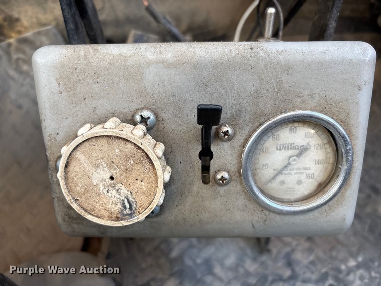 image for item FG2728 1977 Ford 800 flatbed truck