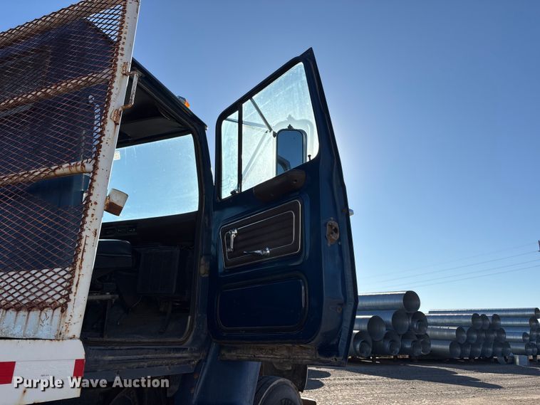 image for item FG2728 1977 Ford 800 flatbed truck