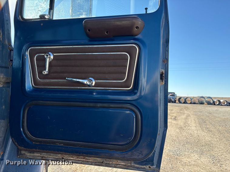 image for item FG2728 1977 Ford 800 flatbed truck