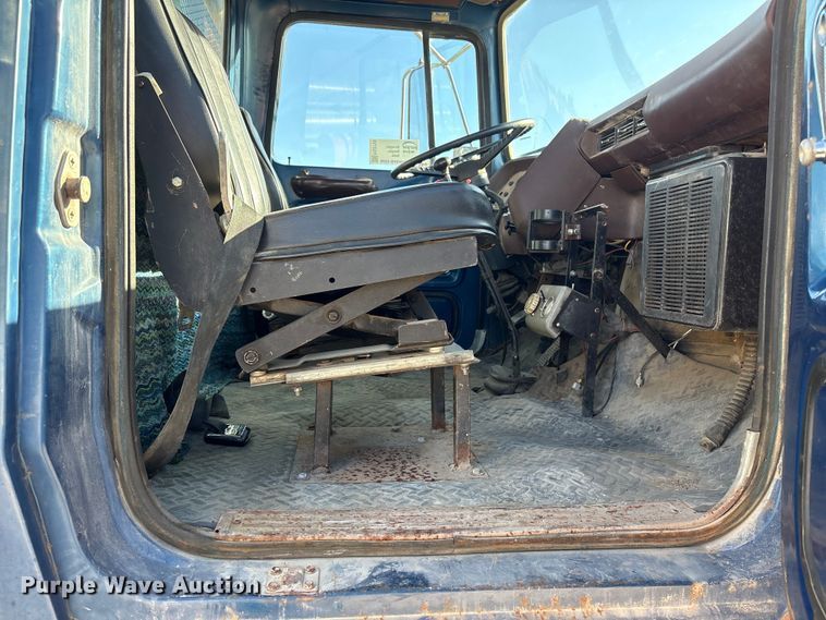 image for item FG2728 1977 Ford 800 flatbed truck