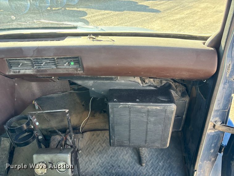 image for item FG2728 1977 Ford 800 flatbed truck