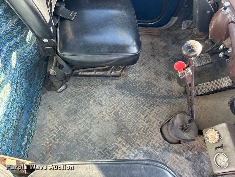 image for item FG2728 1977 Ford 800 flatbed truck