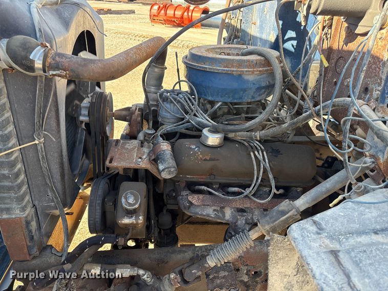 image for item FG2728 1977 Ford 800 flatbed truck