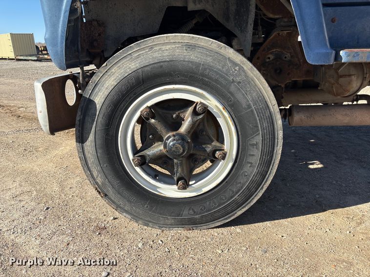 image for item FG2728 1977 Ford 800 flatbed truck