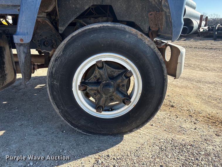 image for item FG2728 1977 Ford 800 flatbed truck