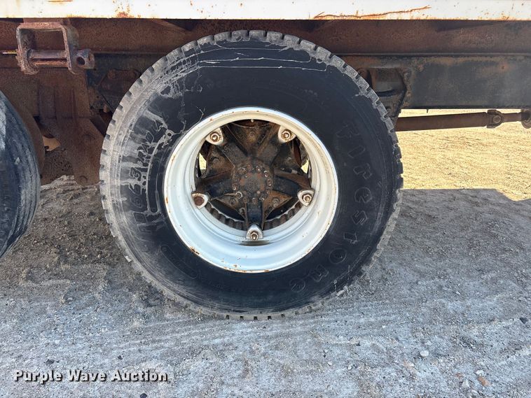 image for item FG2728 1977 Ford 800 flatbed truck