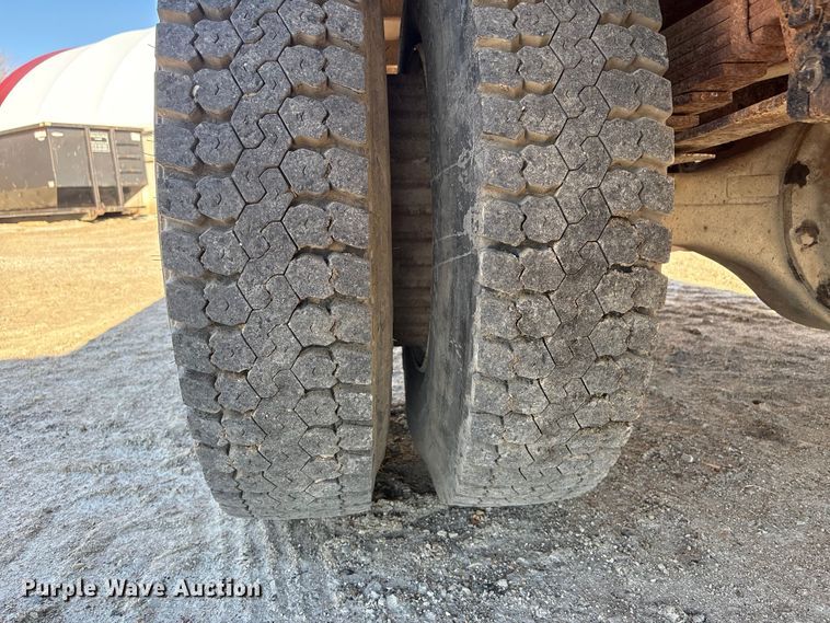 image for item FG2728 1977 Ford 800 flatbed truck