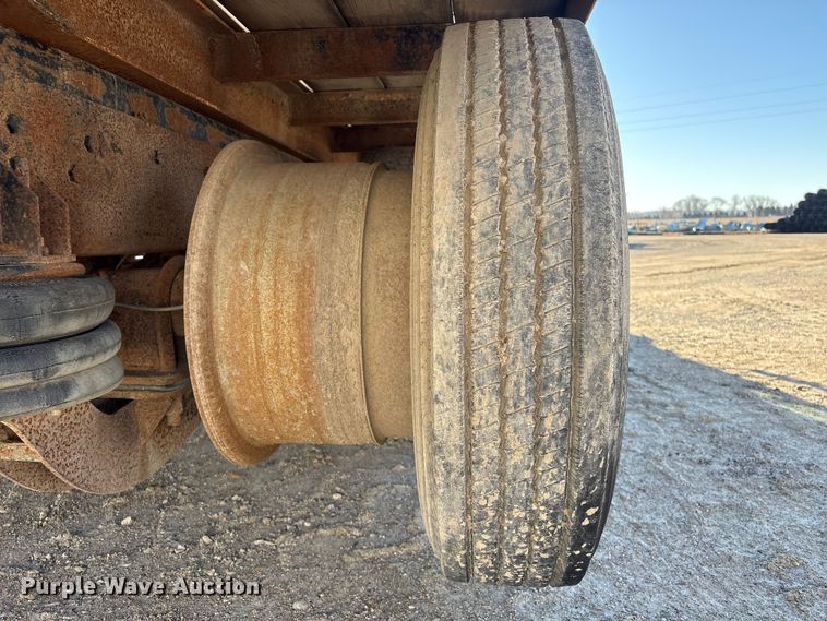 image for item FG2728 1977 Ford 800 flatbed truck