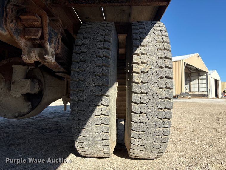 image for item FG2728 1977 Ford 800 flatbed truck