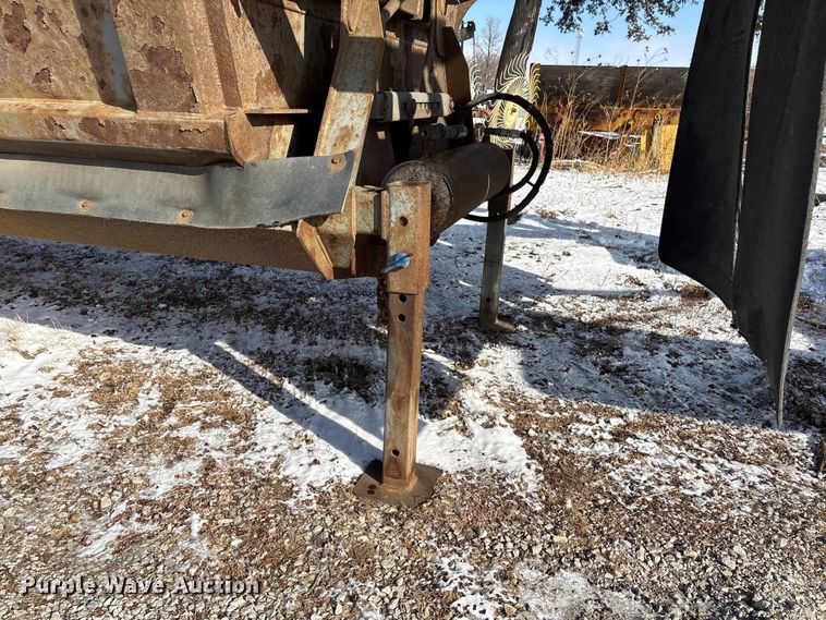 image for item FG2731 2018 Manac 4B346A230 bottom dump trailer