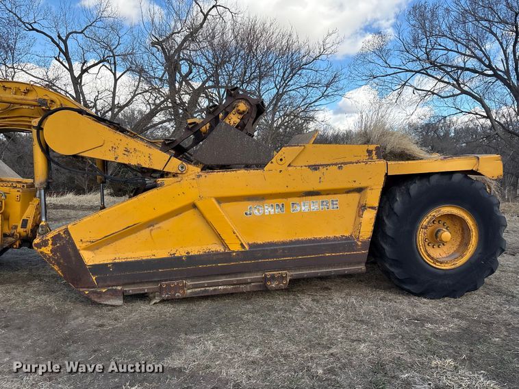 image for item FG2741 1982 John Deere 762-A elevating scraper